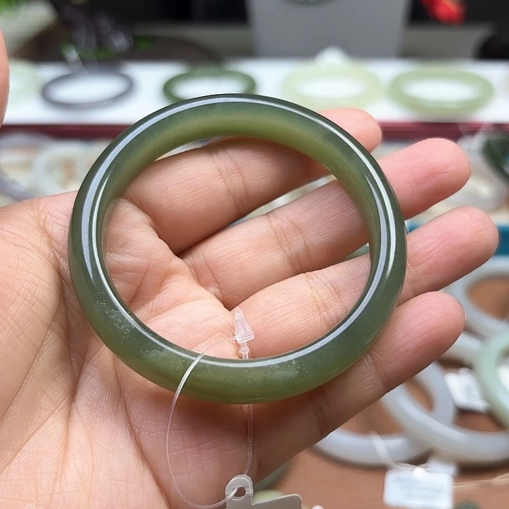 多***鱼和田玉未镶嵌手镯