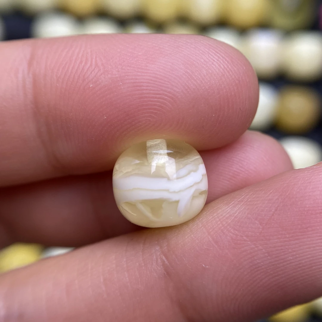 蜜蜡千层虎皮老型配饰10.7×9.8mm，保天然无优化杂裂，仅一颗
