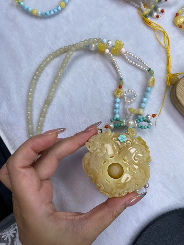 天然蜜蜡，镂空奶白花大如意锁43.4克