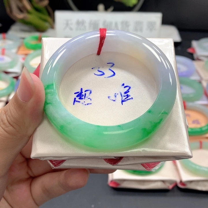 翡翠手镯未镶嵌翡翠