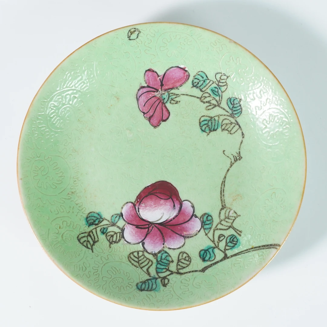 LDGJ251201002【十竹斋】清嘉庆轧道绿釉双犄牡丹粉彩赏盘
