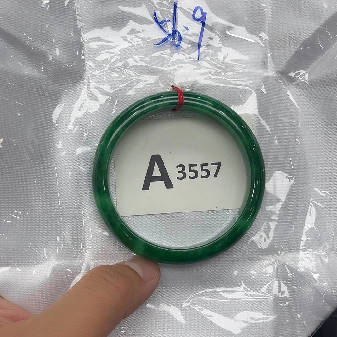 翡翠手镯未镶嵌默认瑕疵