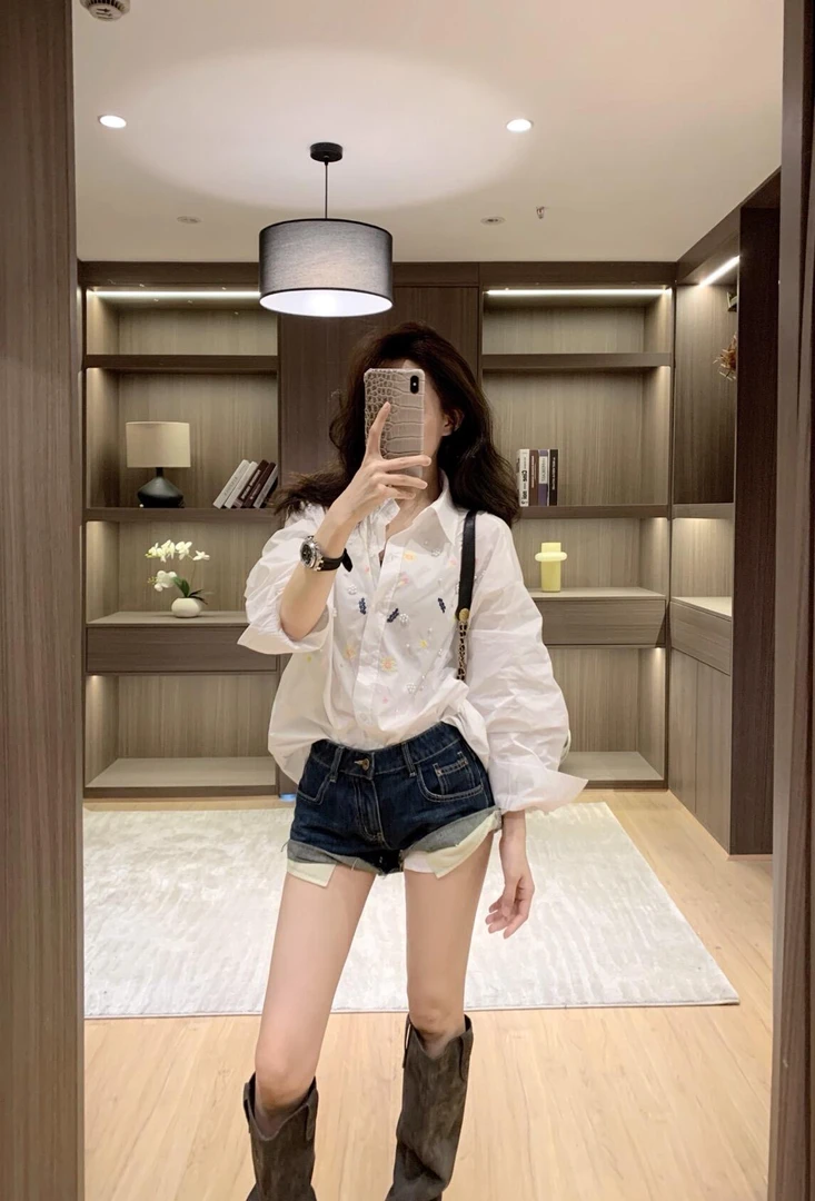 2025秋季新款法式高级感花朵刺绣衬衫上衣搭配高腰牛仔短裤两件套