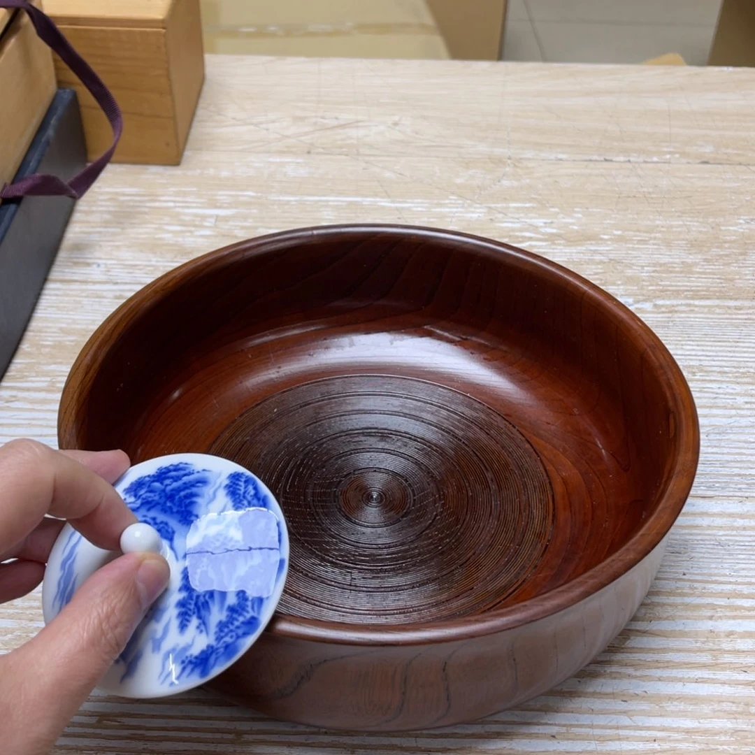 瓷片密密麻麻地排列着一个小