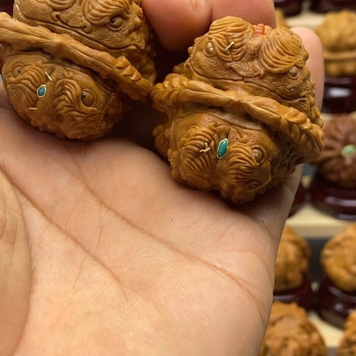 潘***欣核桃镶嵌金蟾00000