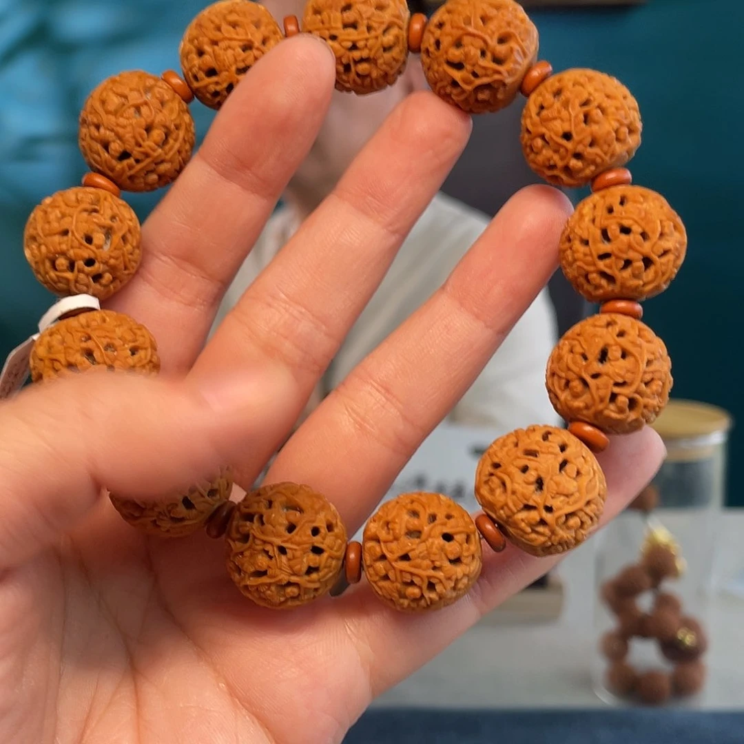 猴头细密工顶级核雕作品