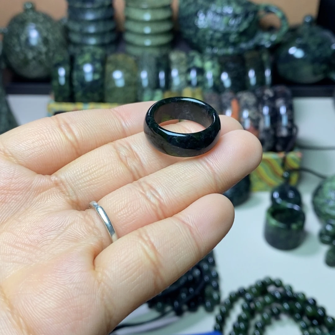 小***头蛇纹石玉未镶嵌颈饰