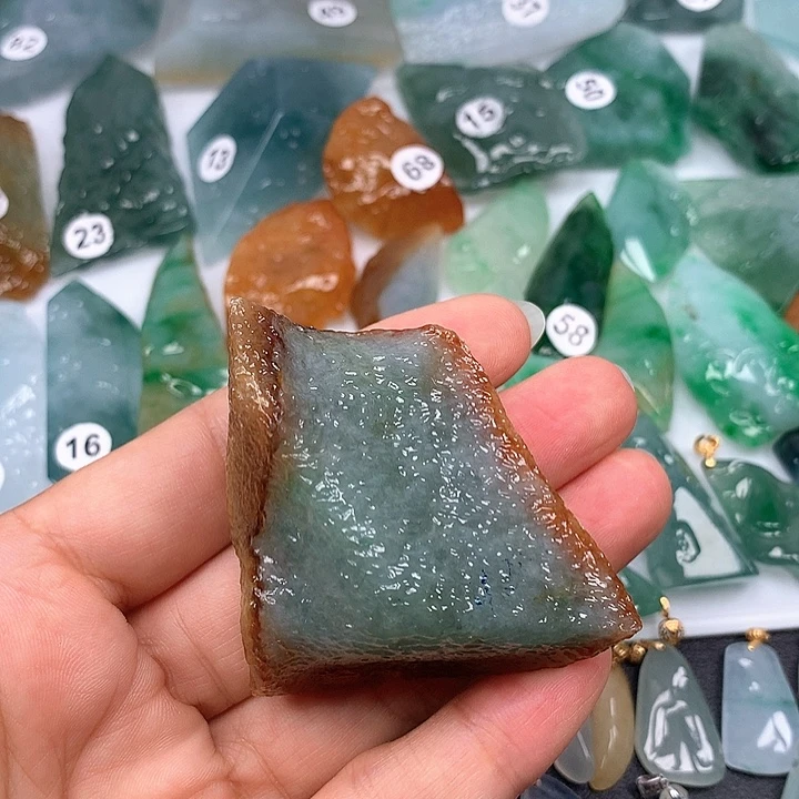 翡翠未镶嵌颈饰随型