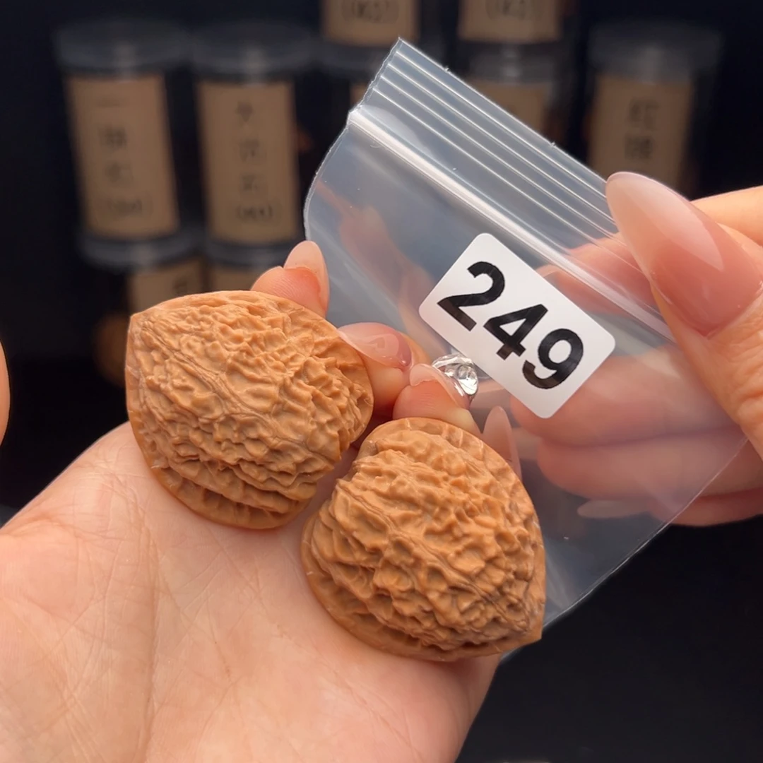 文玩核桃吊坠金牛38