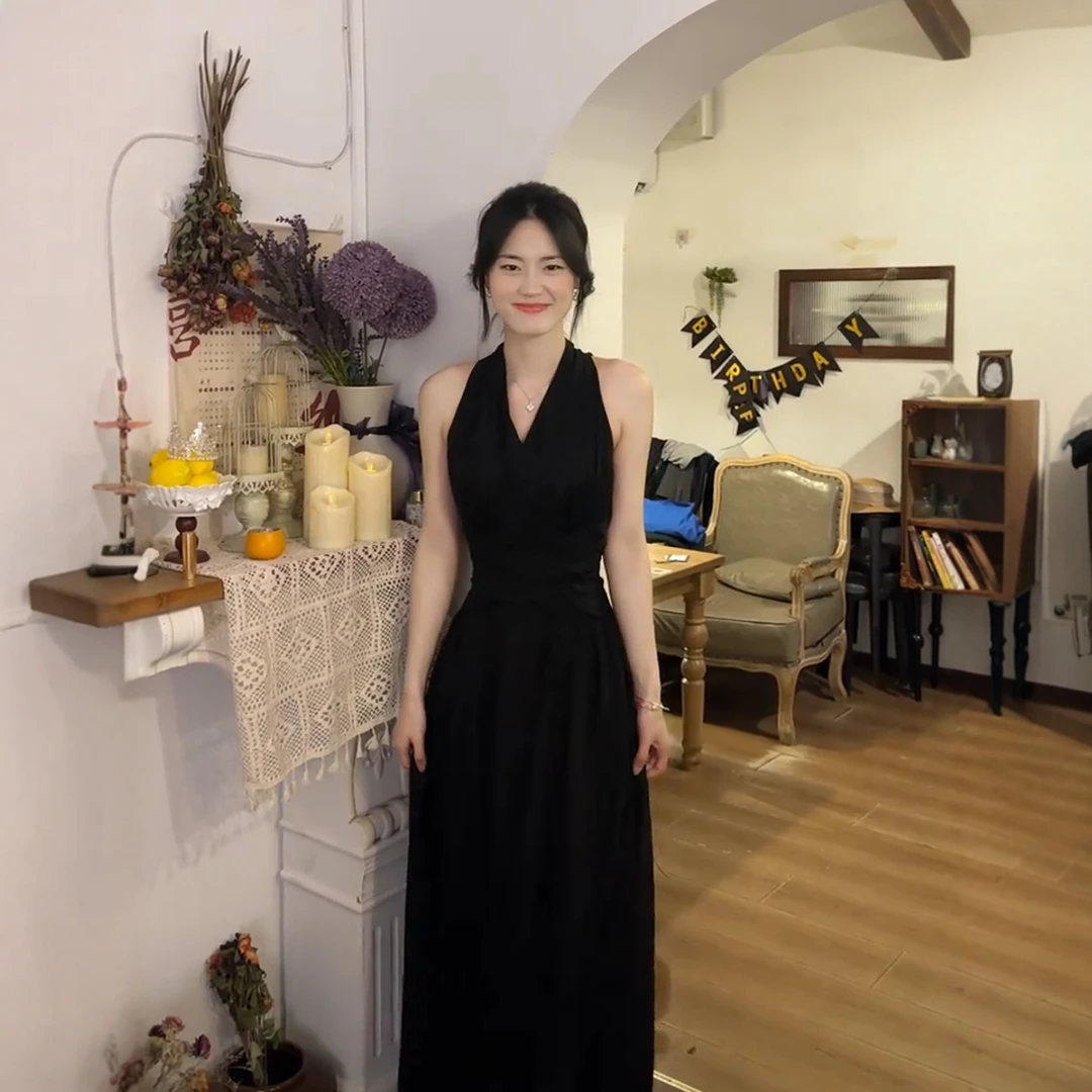 法式赫本挂脖V领连衣裙女夏季新款设计感小众气质性感无袖小黑裙