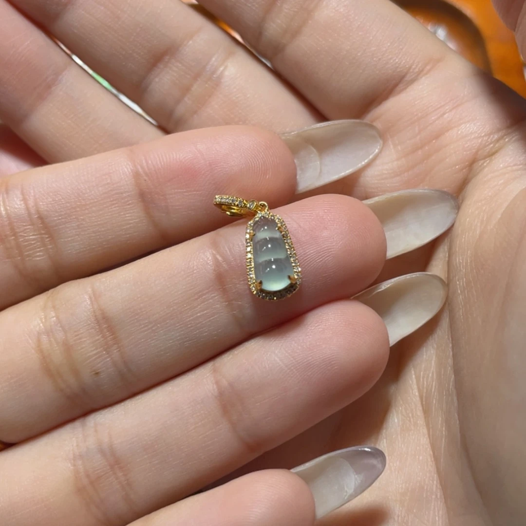 【闪购商品】颈饰18K金镶嵌翡翠