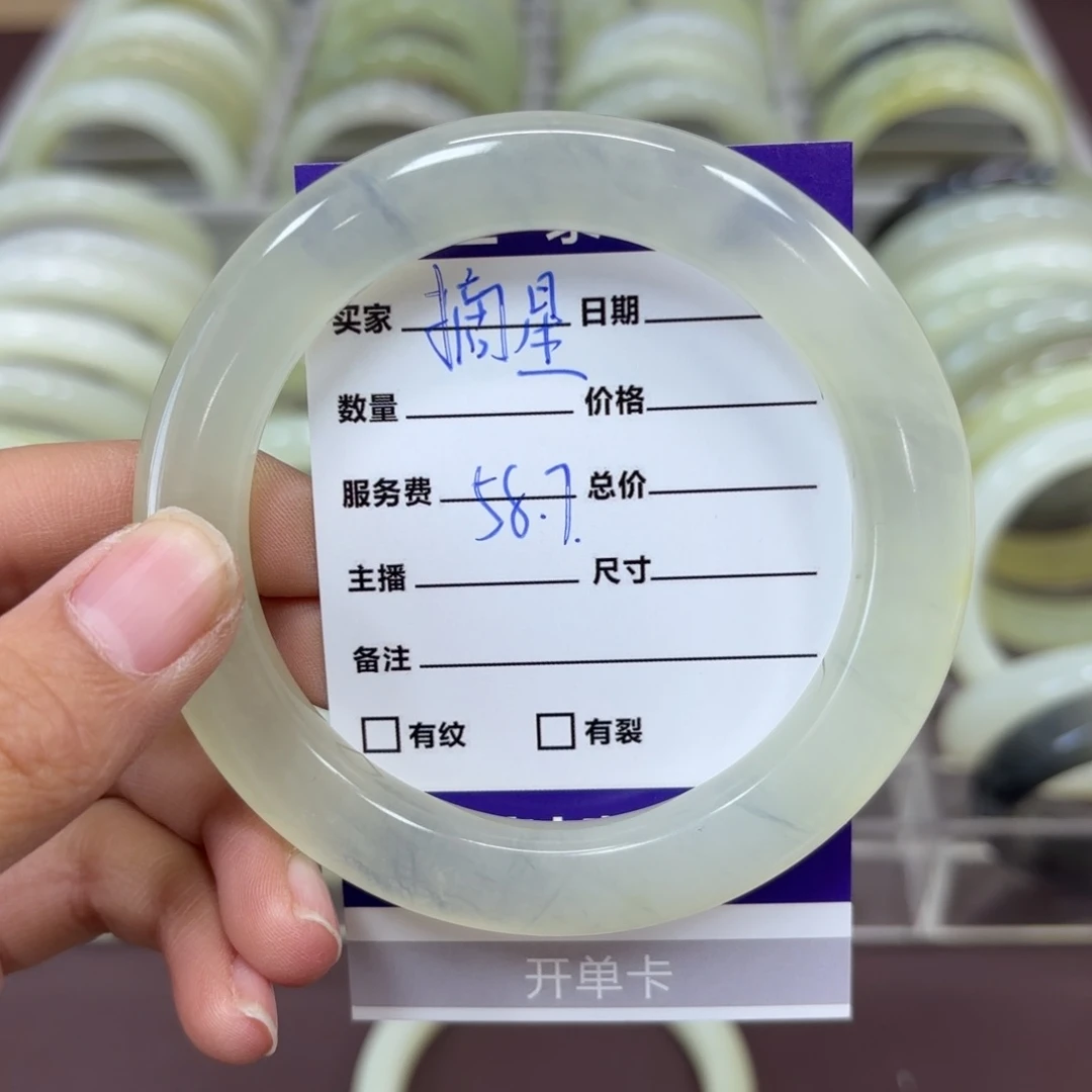 岫玉手镯未镶嵌摘**得岫玉手镯