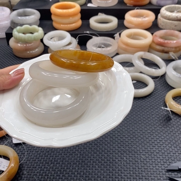 石英质玉（佘太翠）手镯未镶嵌小*萝