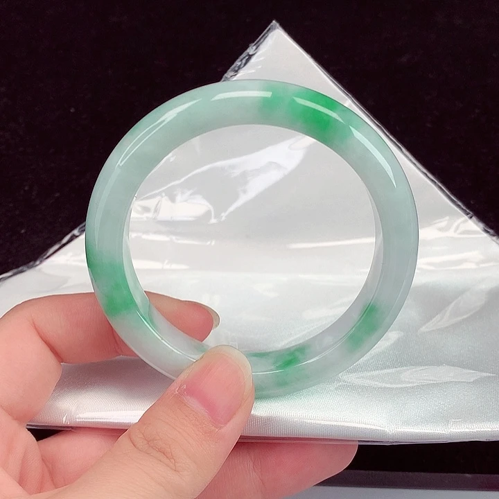 翡翠手镯未镶嵌翡翠