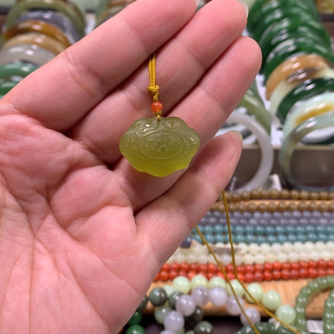 未镶嵌岫玉颈饰吊坠