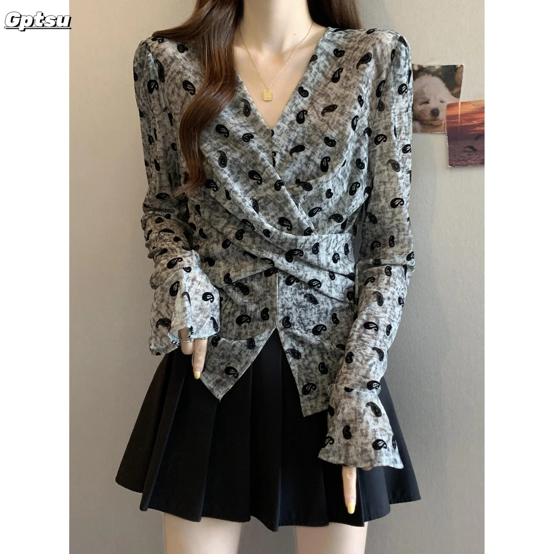 GPTSu早秋爆款法式V领开叉扎染T恤女装设计感掐腰喇叭长袖短上衣