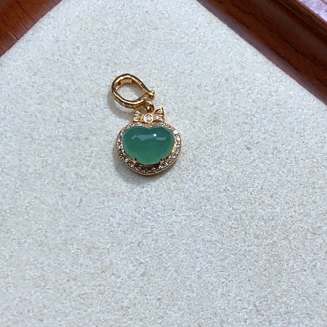 翡翠18K金镶嵌项链绿爱心
