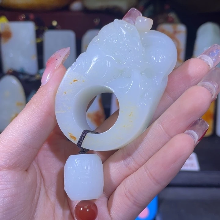 和田玉挂件未镶嵌過*。