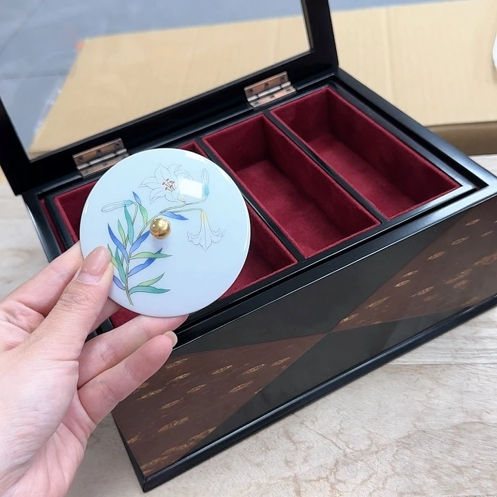 躺*瓷器。  瓷器。