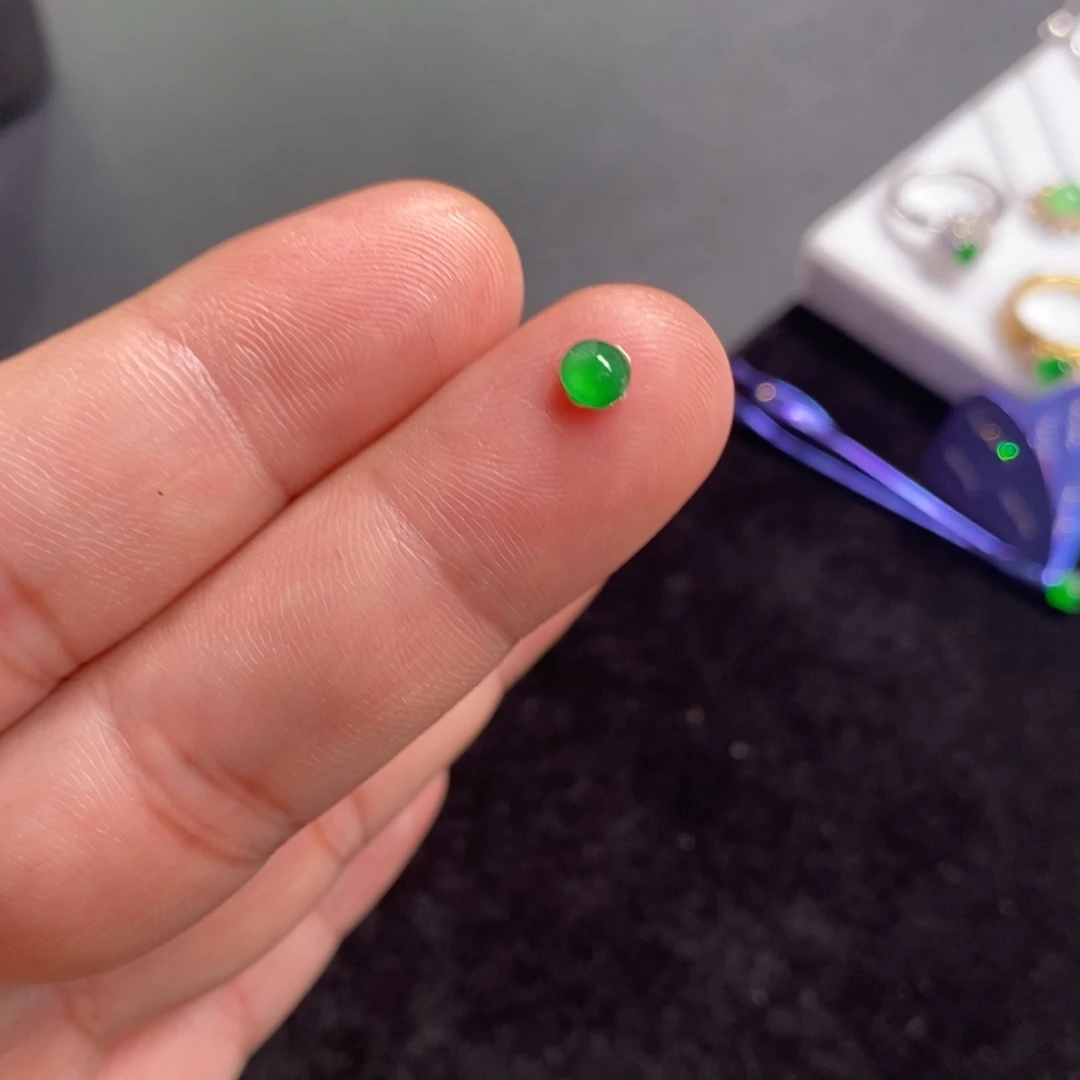 翡翠裸石高冰阳绿蛋面