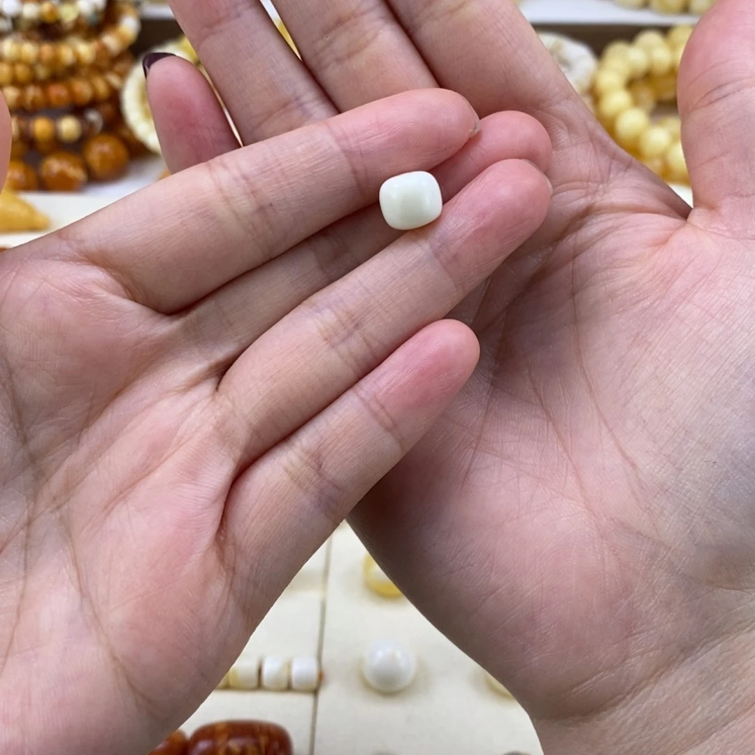 琥珀裸石未镶嵌庚**玉8+老型