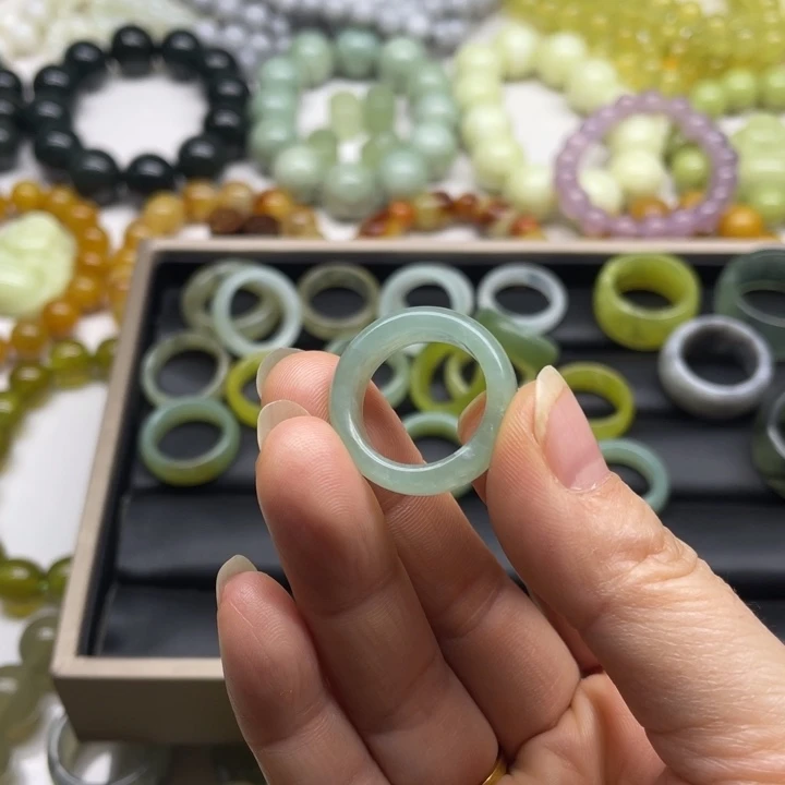 蛇纹石玉戒指未镶嵌爆***果