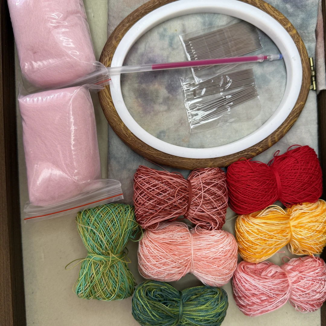 酒杯玫瑰新手体验包，布是手染的色随机，绣绷12×15，线红色是纯色