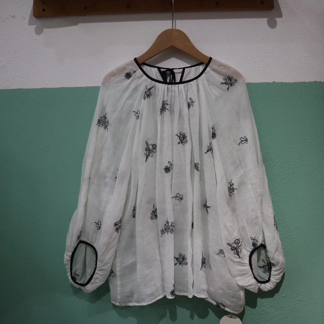 圆领苎麻刺绣衬衫