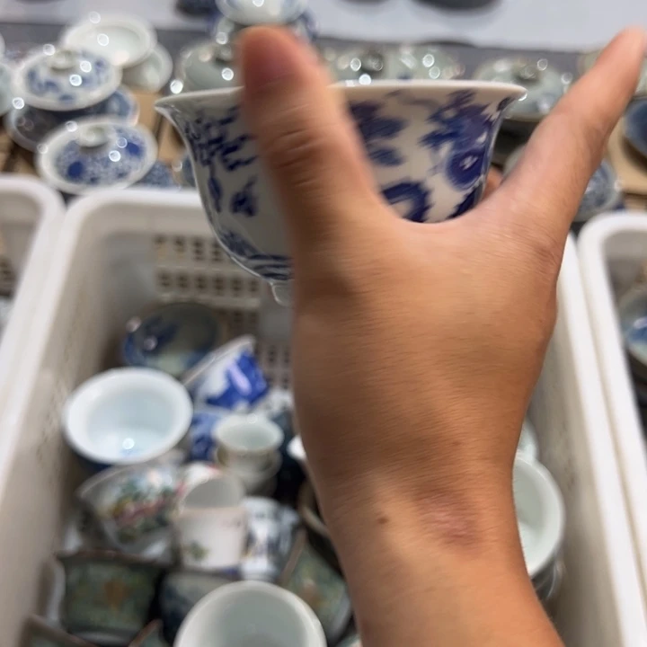 白青花双龙戏珠压手杯微瑕