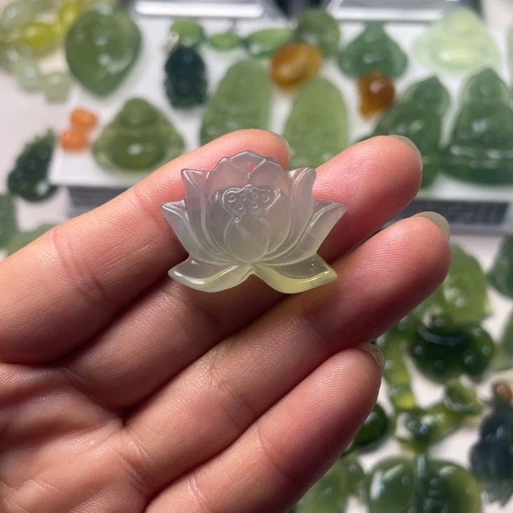 岫玉未镶嵌颈饰吊坠