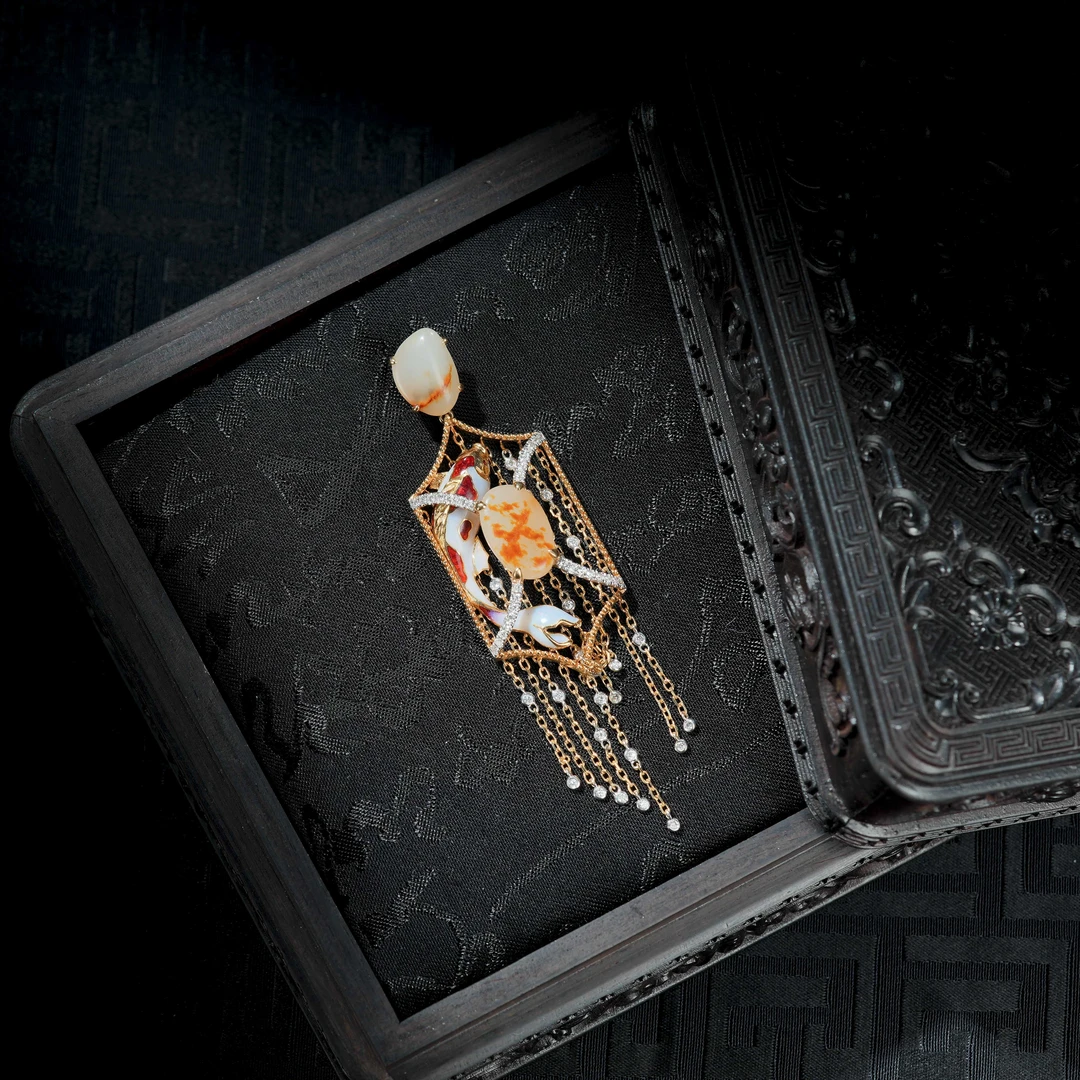 【博姐臻选】和田玉籽料18K金镶嵌高温珐琅年年有余吊坠D4745