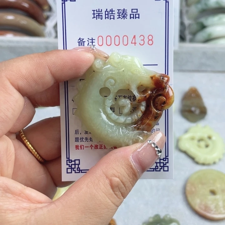 未镶嵌蛇纹石玉吊坠