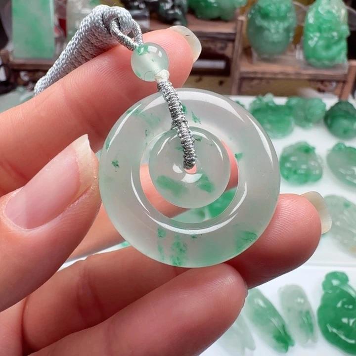 颈饰未镶嵌石英质玉