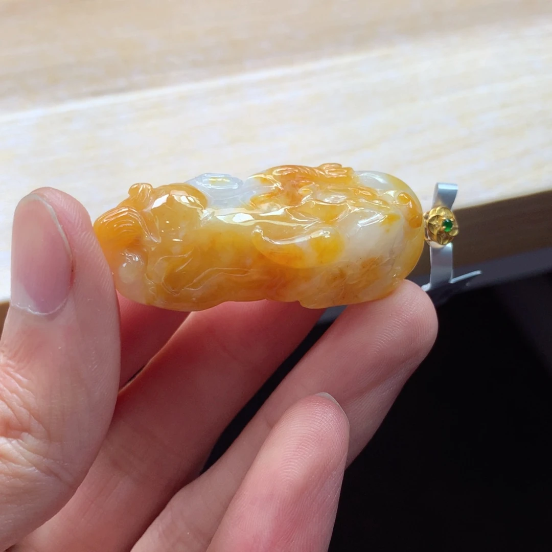 翡翠18K金镶嵌颈饰吊坠