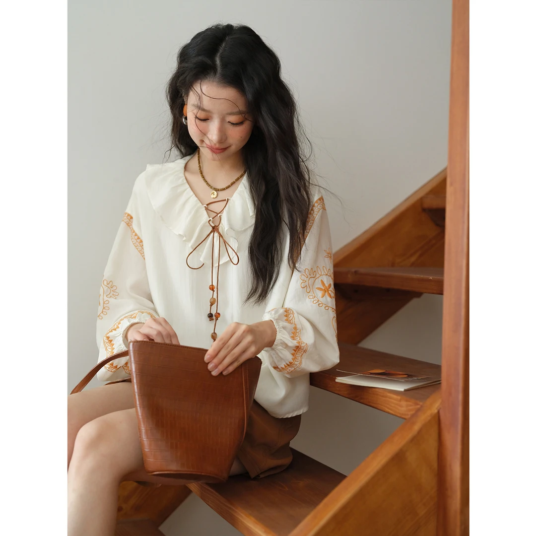 谜秀杏色腰果花刺绣莱赛尔小衫女2025秋季新款V领系带衬衫