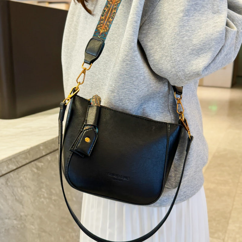 流苏小包包单肩休闲新款元宝包软皮斜挎包女单肩款街头潮流简约风