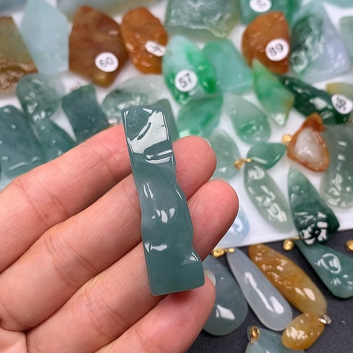 A***a翡翠未镶嵌颈饰随型