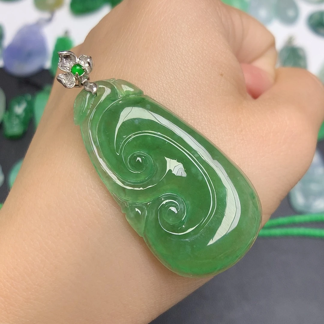 翡翠颈饰18K金镶嵌如意