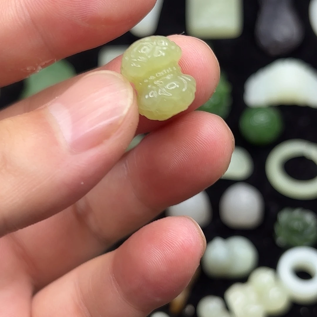 和田玉未镶嵌颈饰山*