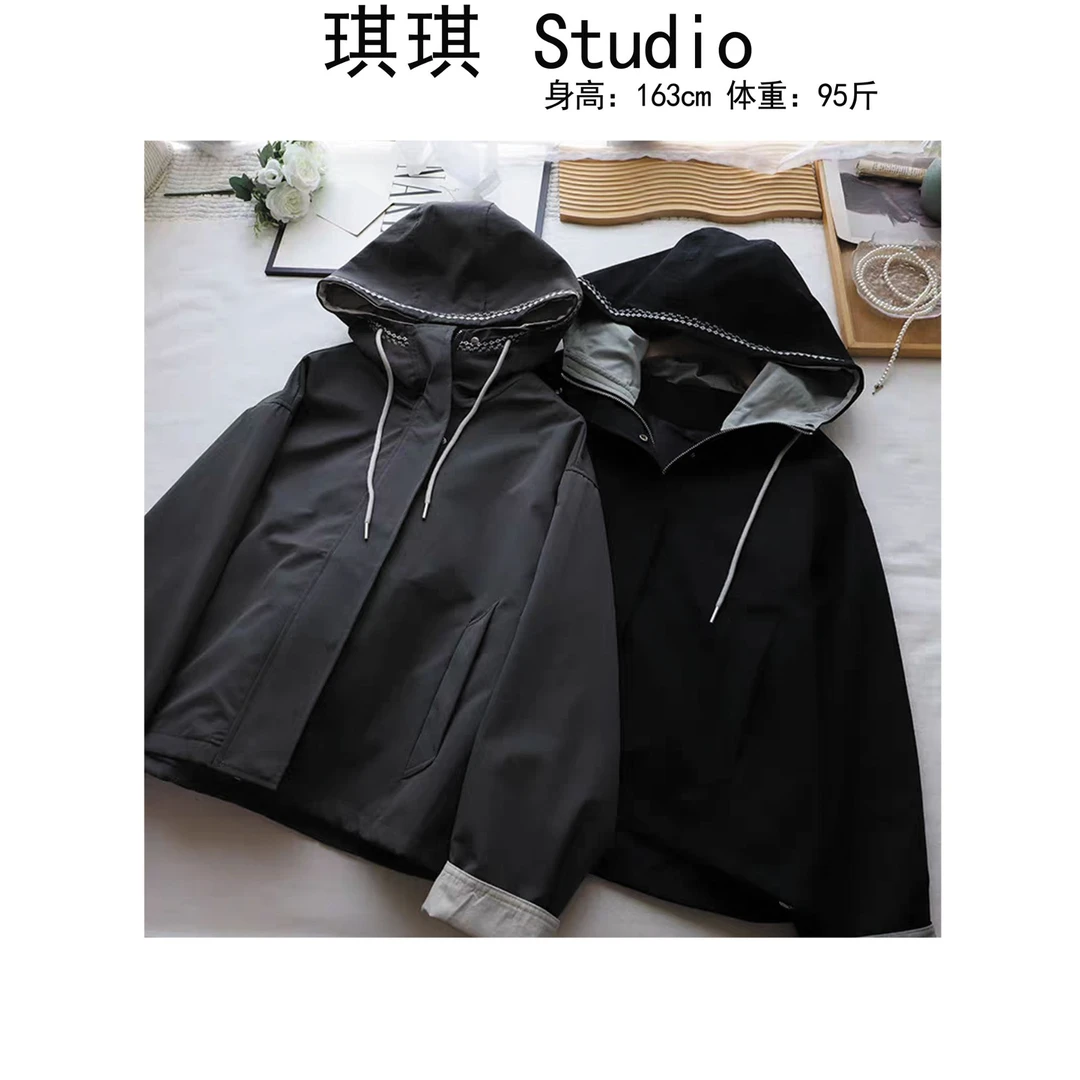 《琪琪家》秋季新款重工抽绳连帽刺绣花纹宽松减龄冲锋外套9919-CS