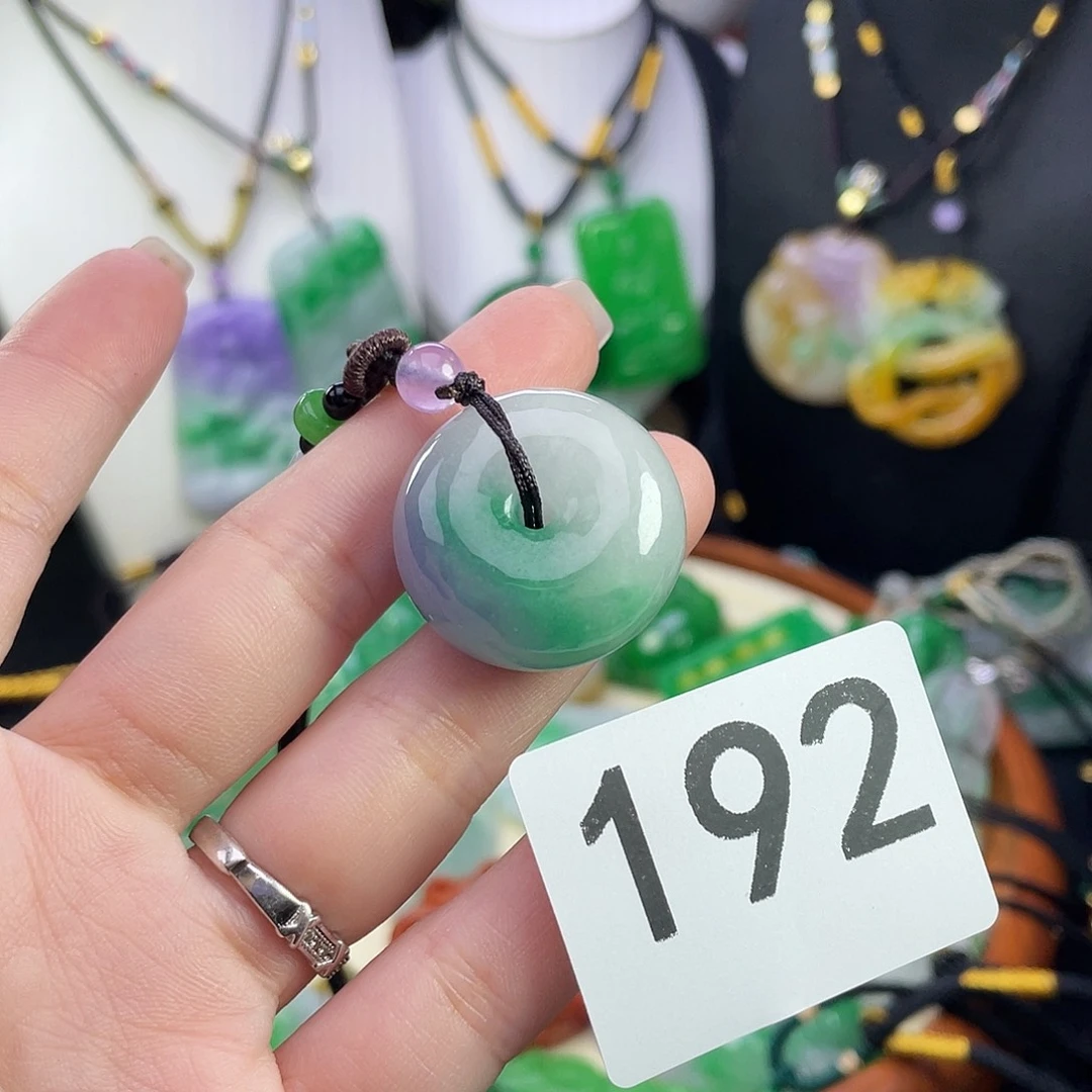 翡翠未镶嵌吊坠(赠链)