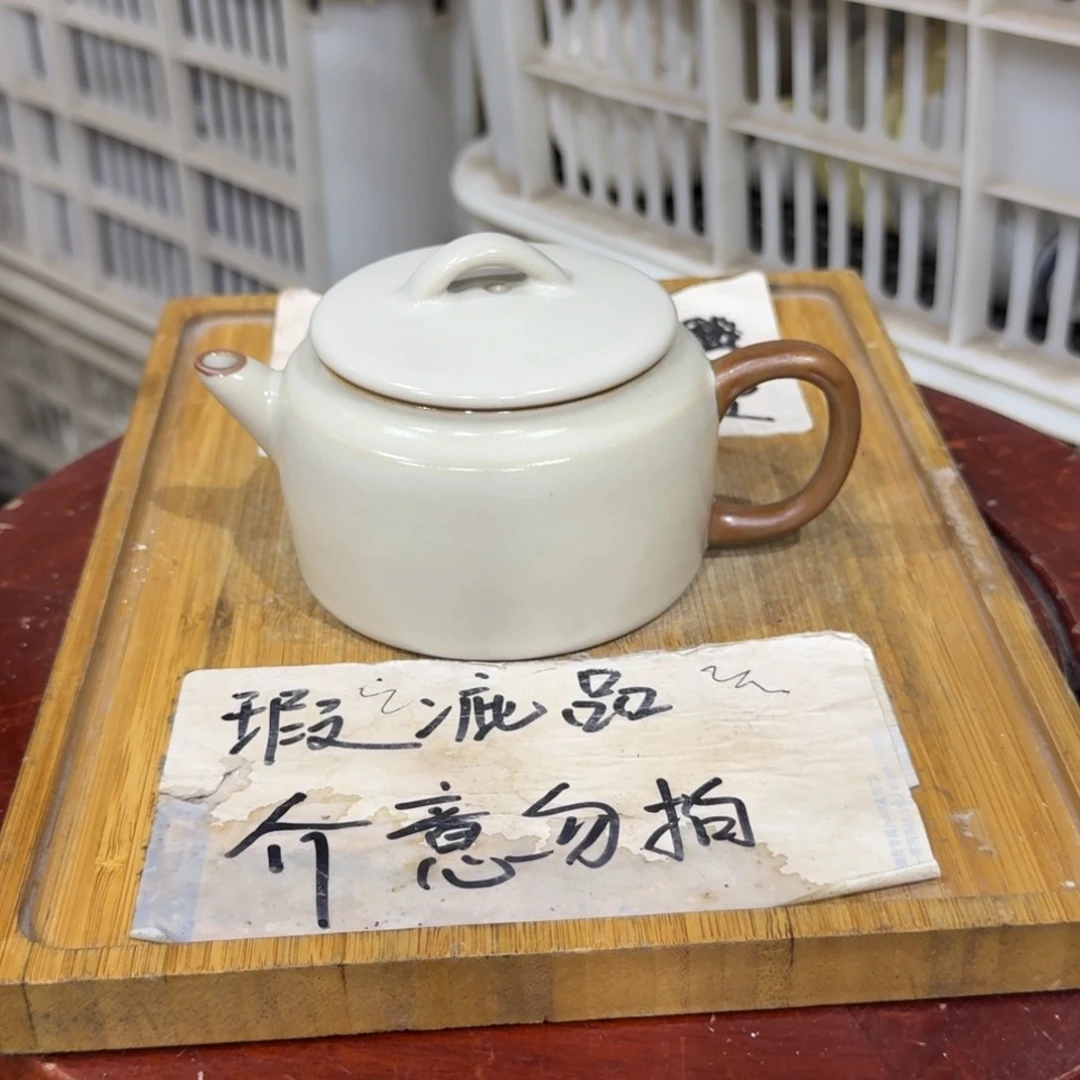 微瑕疵介意勿拍陶瓷器皿M276球孔微瑕疵介意勿拍。
