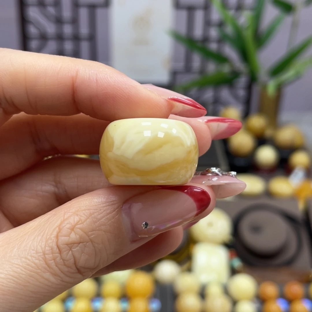 琥珀裸石未镶嵌请****。22.8*14.8mm