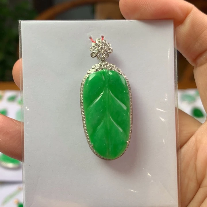 翡翠18K金镶嵌颈饰翡翠吊坠