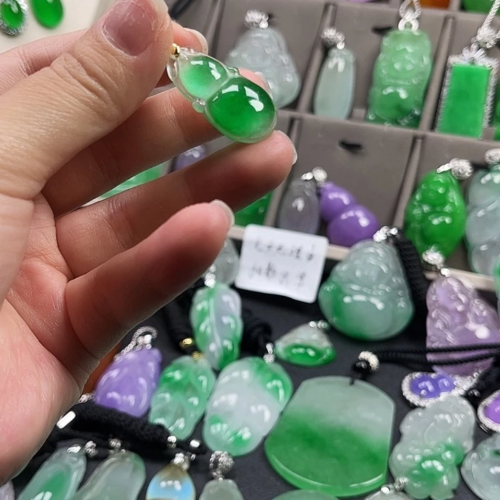 翡翠未镶嵌颈饰葫芦