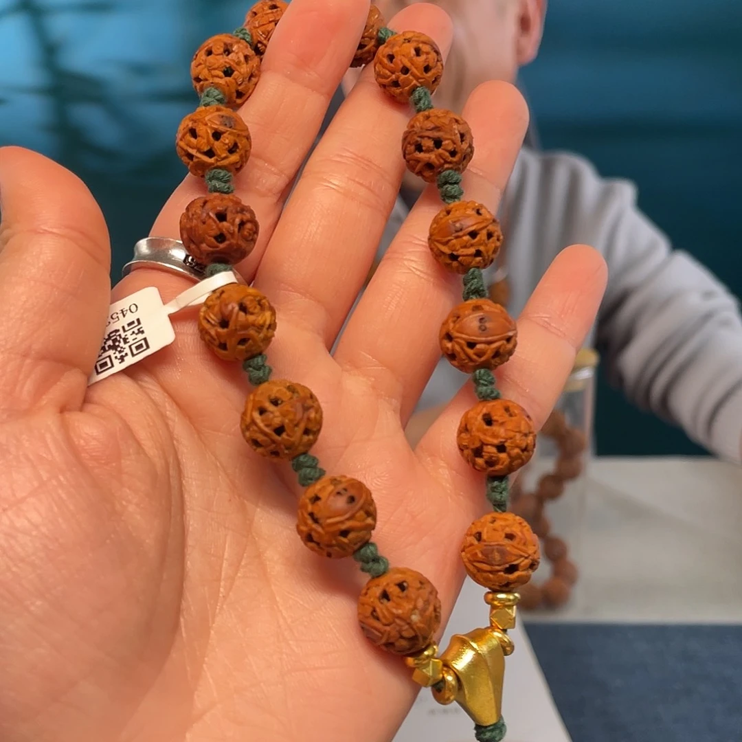 凤眼镂空人物核雕作品