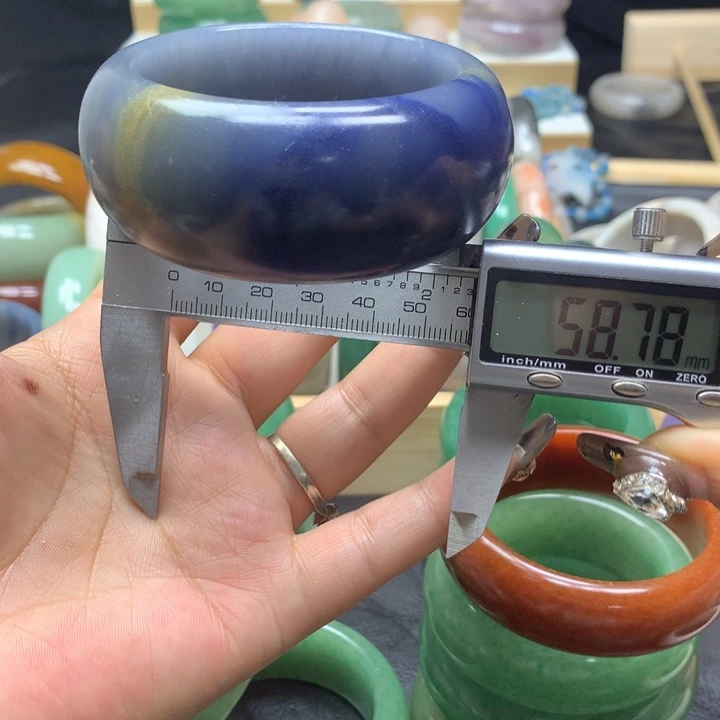 未镶嵌手镯石英质玉