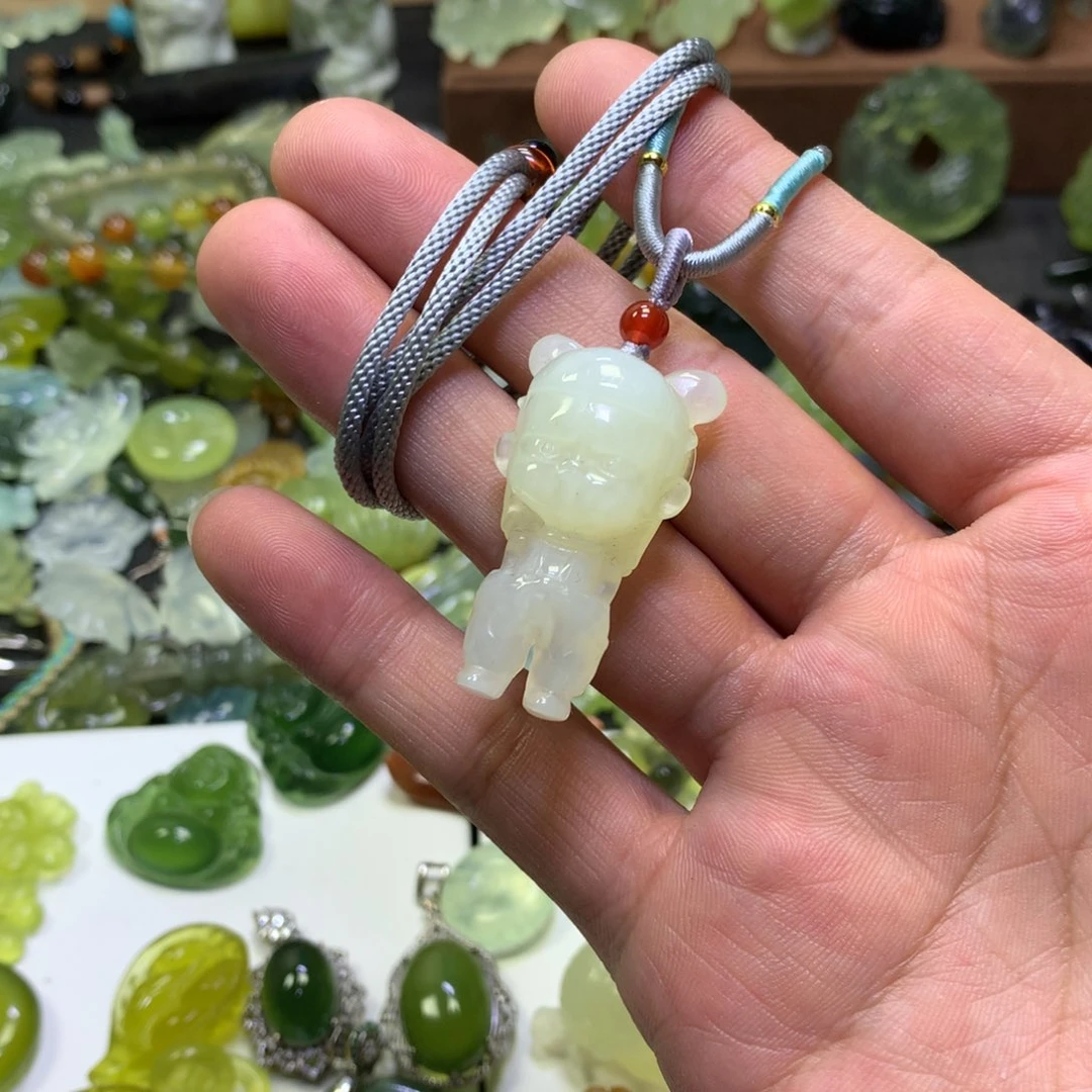 岫玉未镶嵌颈饰哪吒