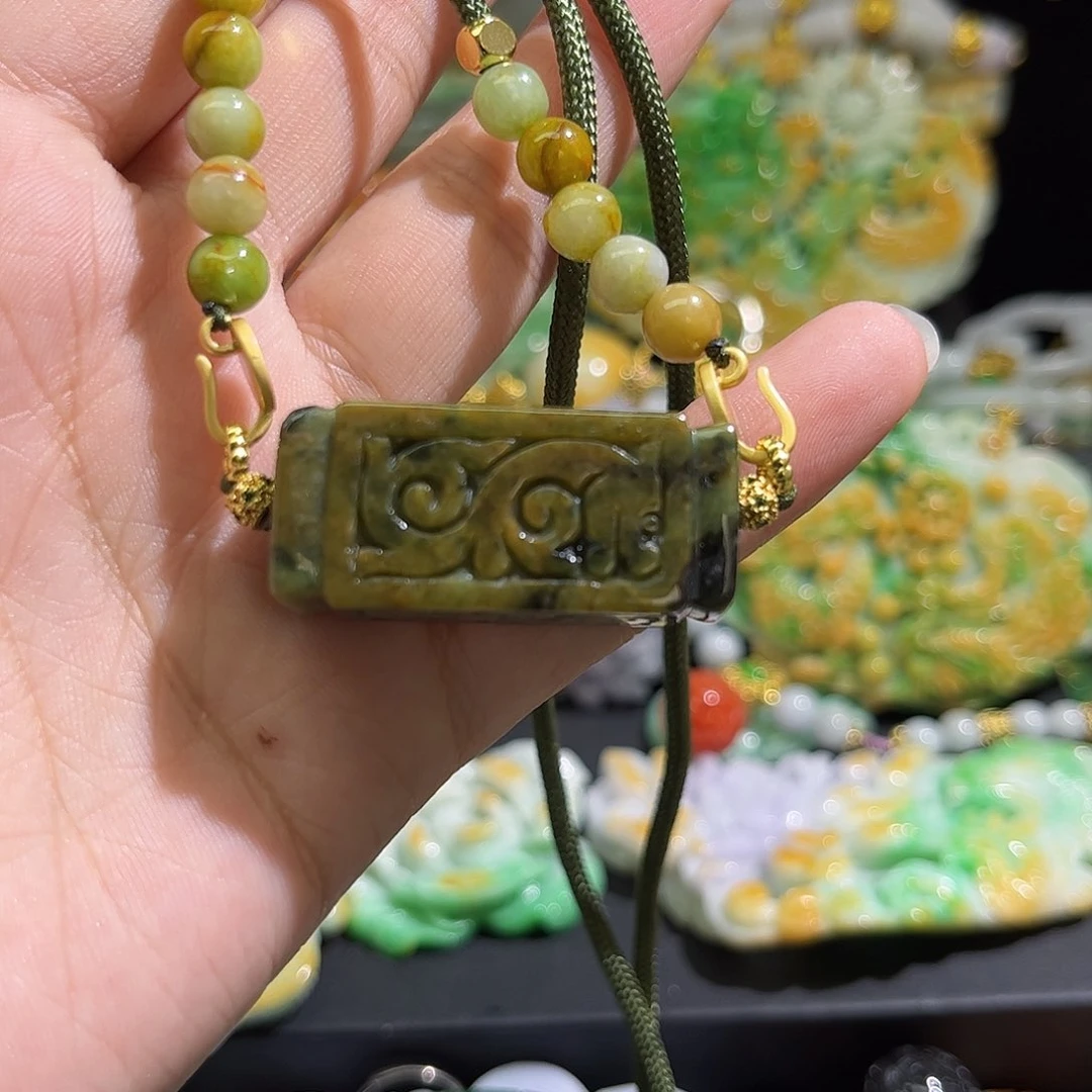 翡翠未镶嵌颈饰待编织