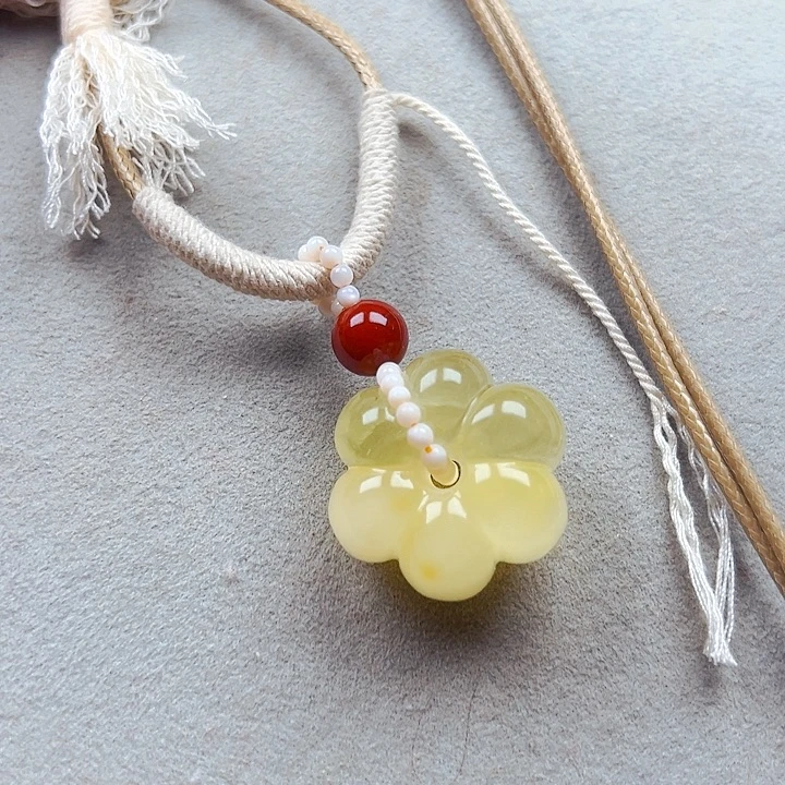 蜜蜡未镶嵌颈饰小白花